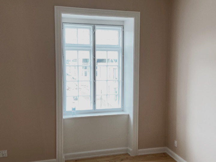Malet rum med vindue med vindueskarm
