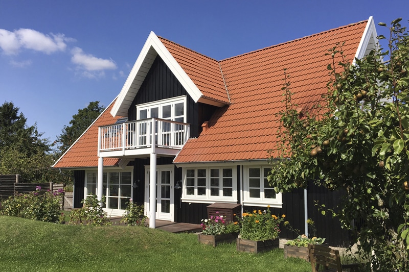 Nymalet sort sommerhus med balkon