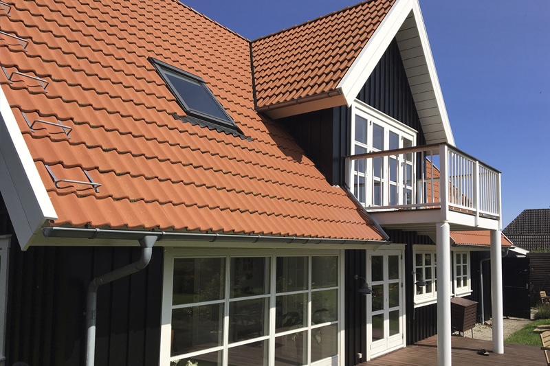Nymalet sommerhus med balkon