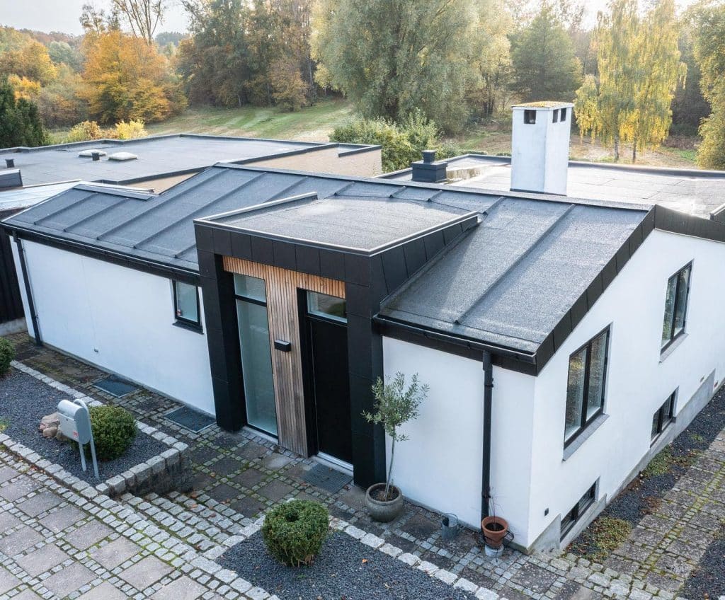 Malet facade på arkitekttegnet hus på Egholm, taget fra drone