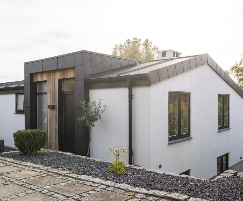 Malet facade på arkitekttegnet hus på Egholm, taget fra jorden
