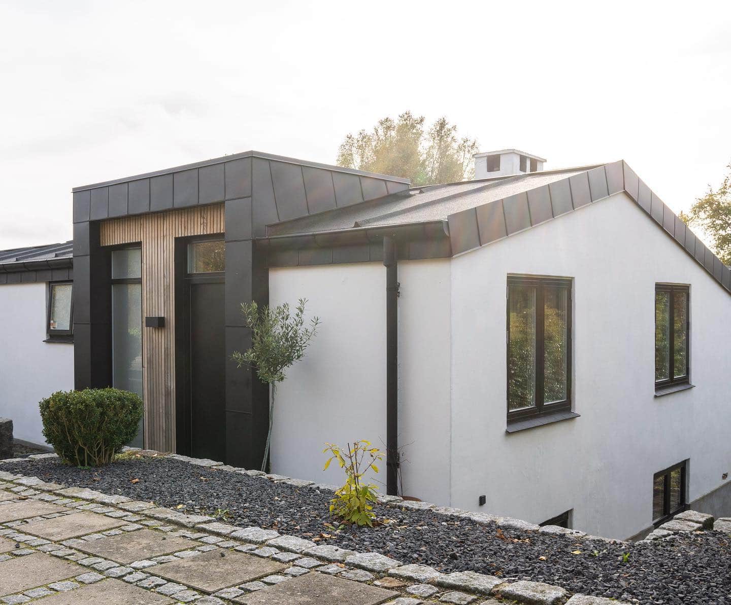 Malet facade på arkitekttegnet hus på Egholm, taget fra jorden
