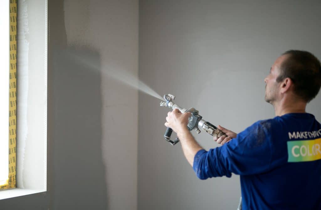 Påføring af sprøjtespartel