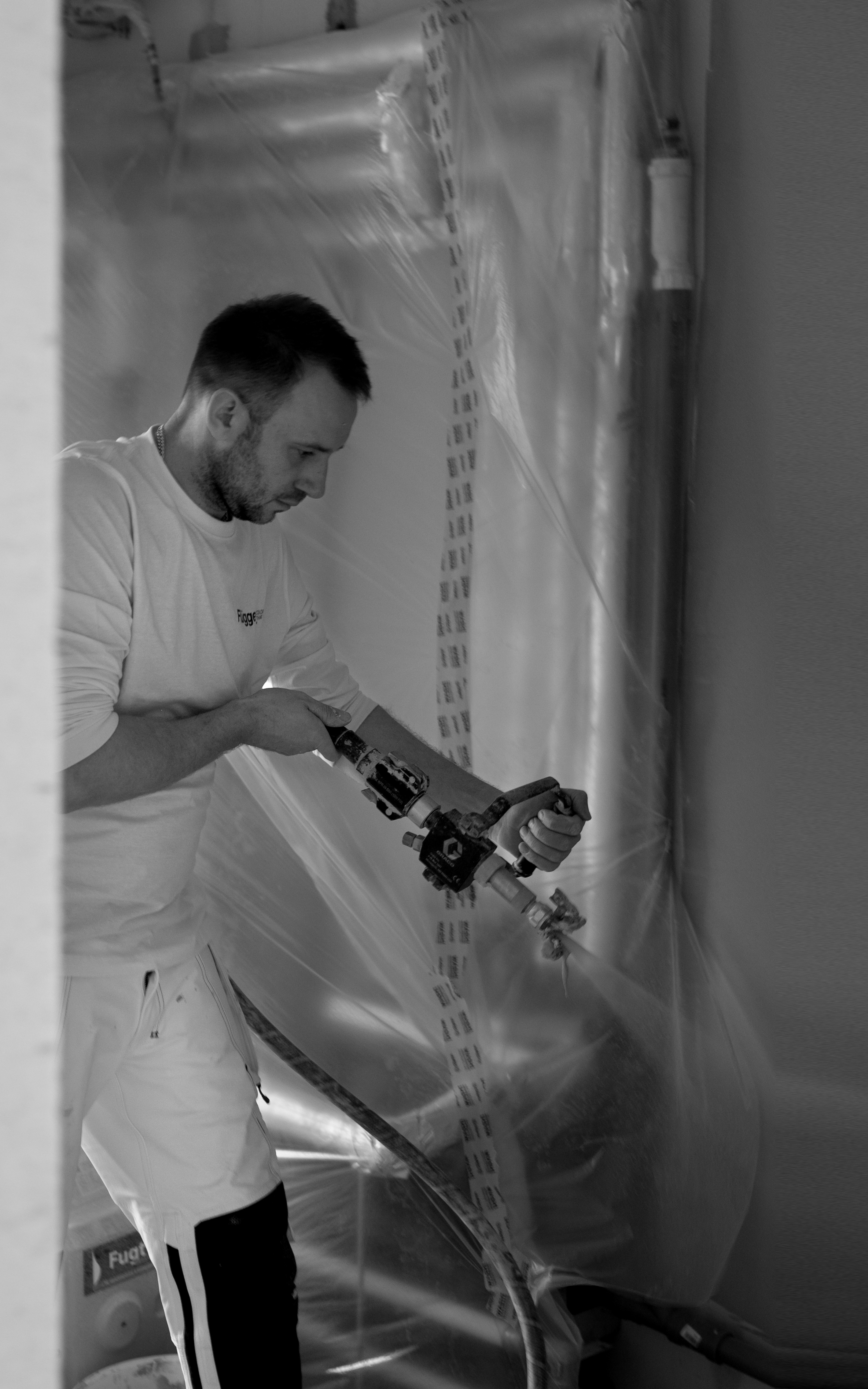 Påføring af Flügger sandplast spartel, med sprayer maskine